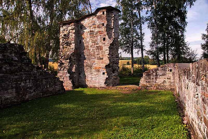 Ruinen des Zisterzienserkloster Munkeby,  gelegen an der Nordroute des Olavsleden die von  Schweden �ber Stiklestad nach Trondheim f�hrt. 