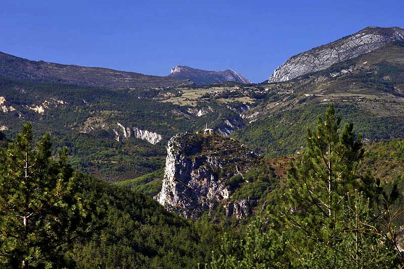 Umsumt von Felsenklippen Kapelle oberhalb von Castellane